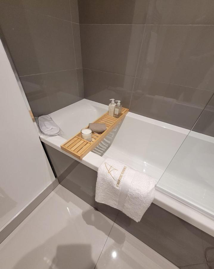 Luxury 2 Bed Apartment In The Heart Of Rochester Wainscot Esterno foto